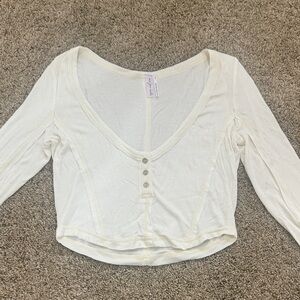 NWOT Urban Outfitters Cream V-Neck Scoop Neck 3 Button Crop Top Henley Size M
